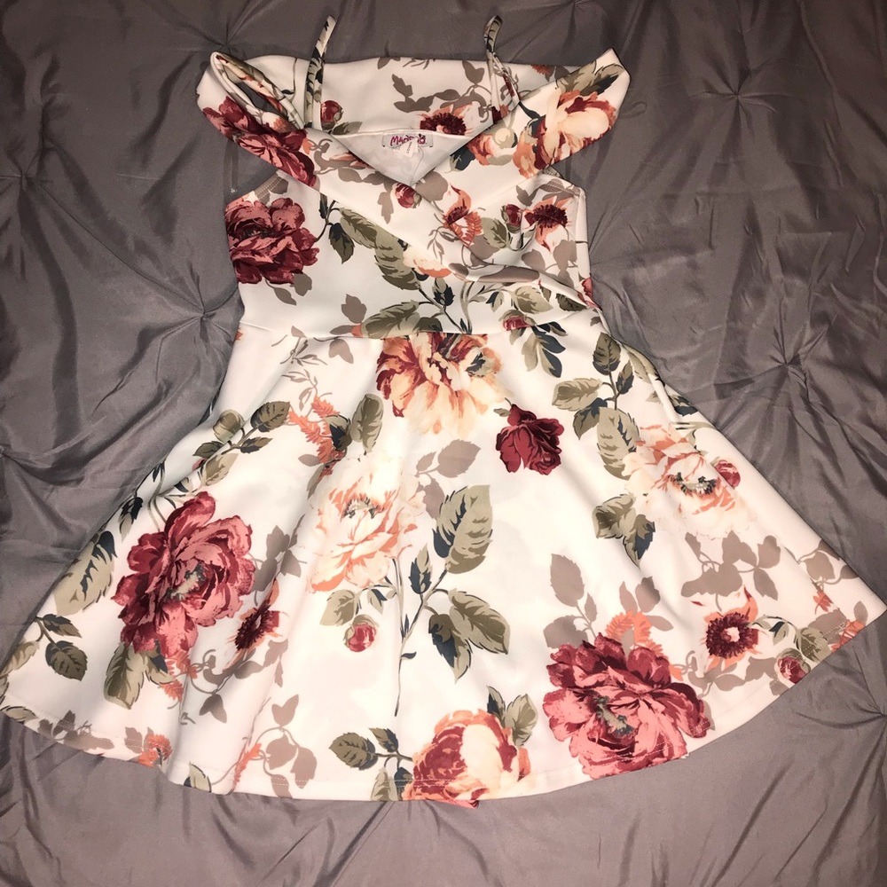 BRAND NEW WHITE FLORAL PRINT DRESS. NEVER WORN